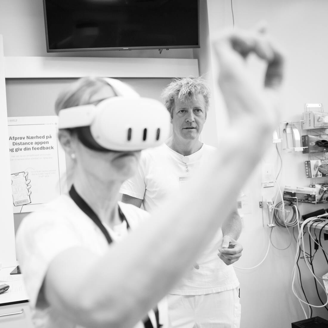 Sygeplejerske med VR-headset under test på intensivafdelingen